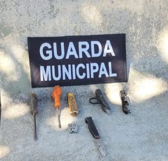 Operação preventiva da GCM apreende armas brancas na Praça Sol Poente, em Colatina