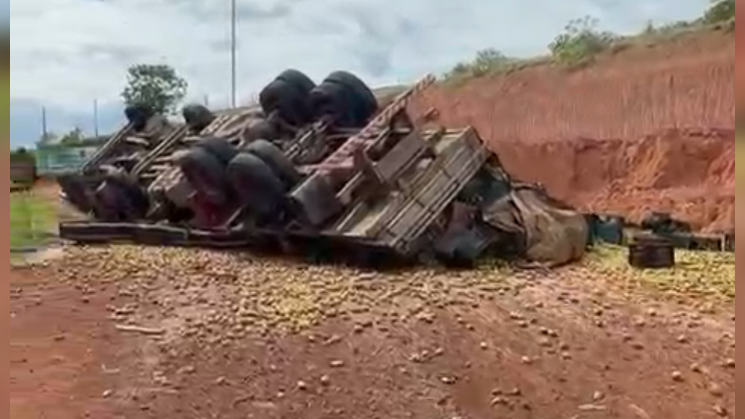 Motorista perde o controle em curva e caminhão tomba em Nova Venécia