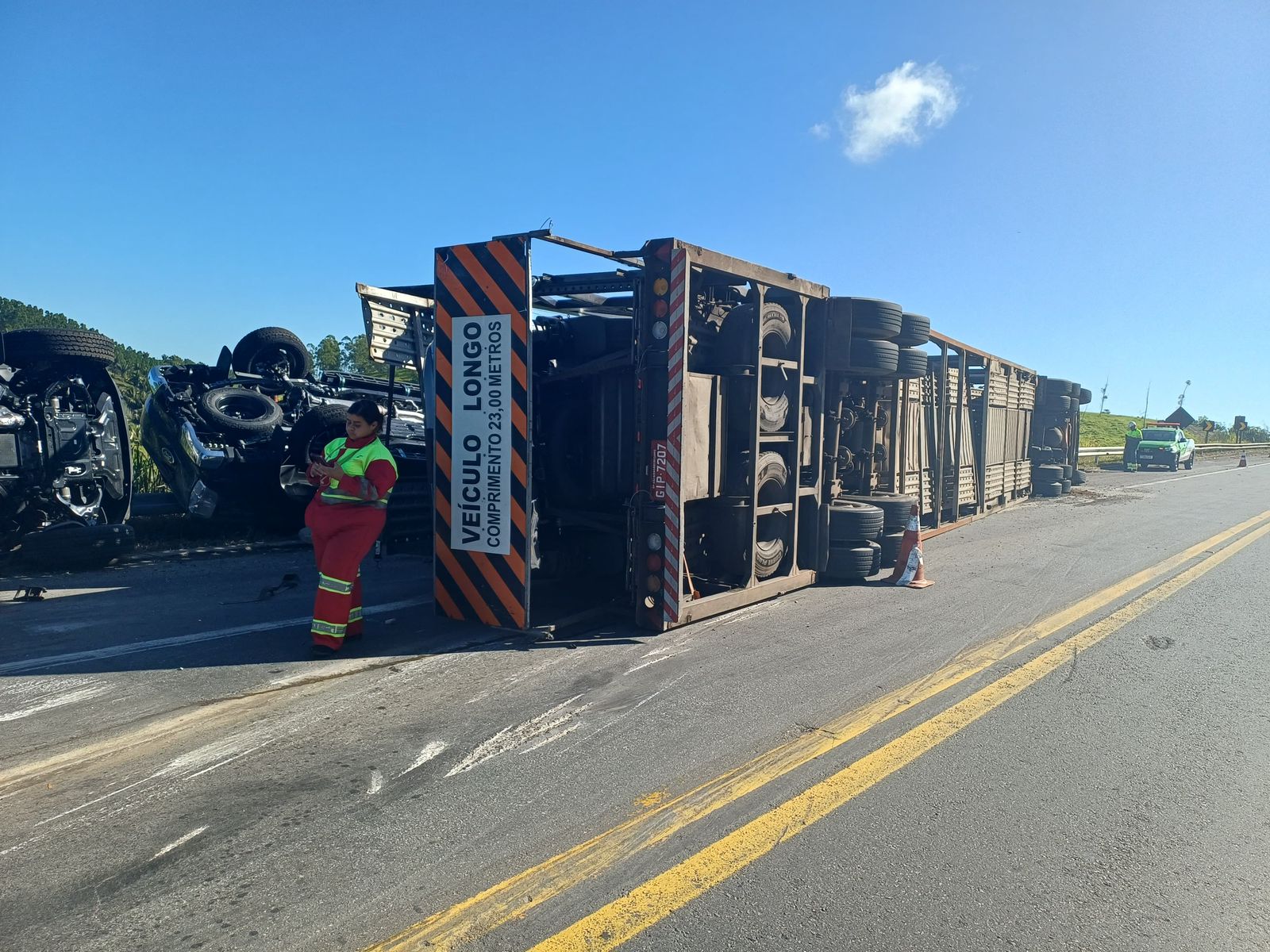 Tombamento de carreta cegonha causa interdição parcial na BR-101 em Pedro Canário