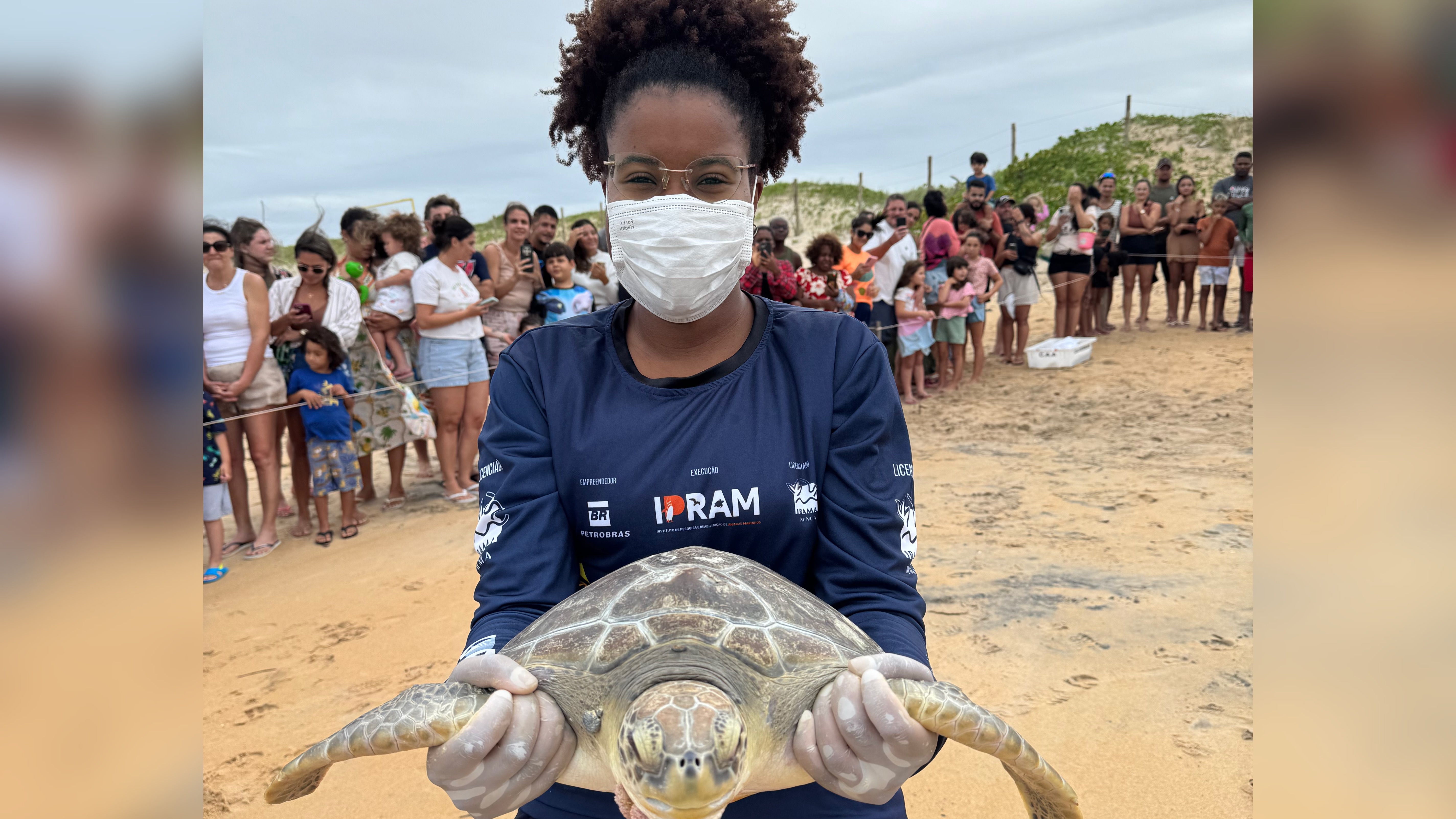 Cena que encantou o público: tartaruga retorna ao oceano em Guriri