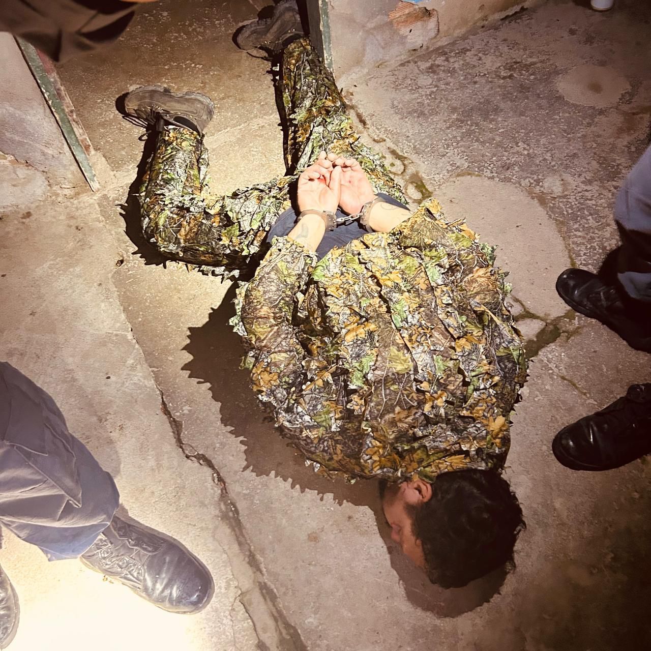 Homem com roupa camuflada e arma é detido pela Força Tática em São Mateus
