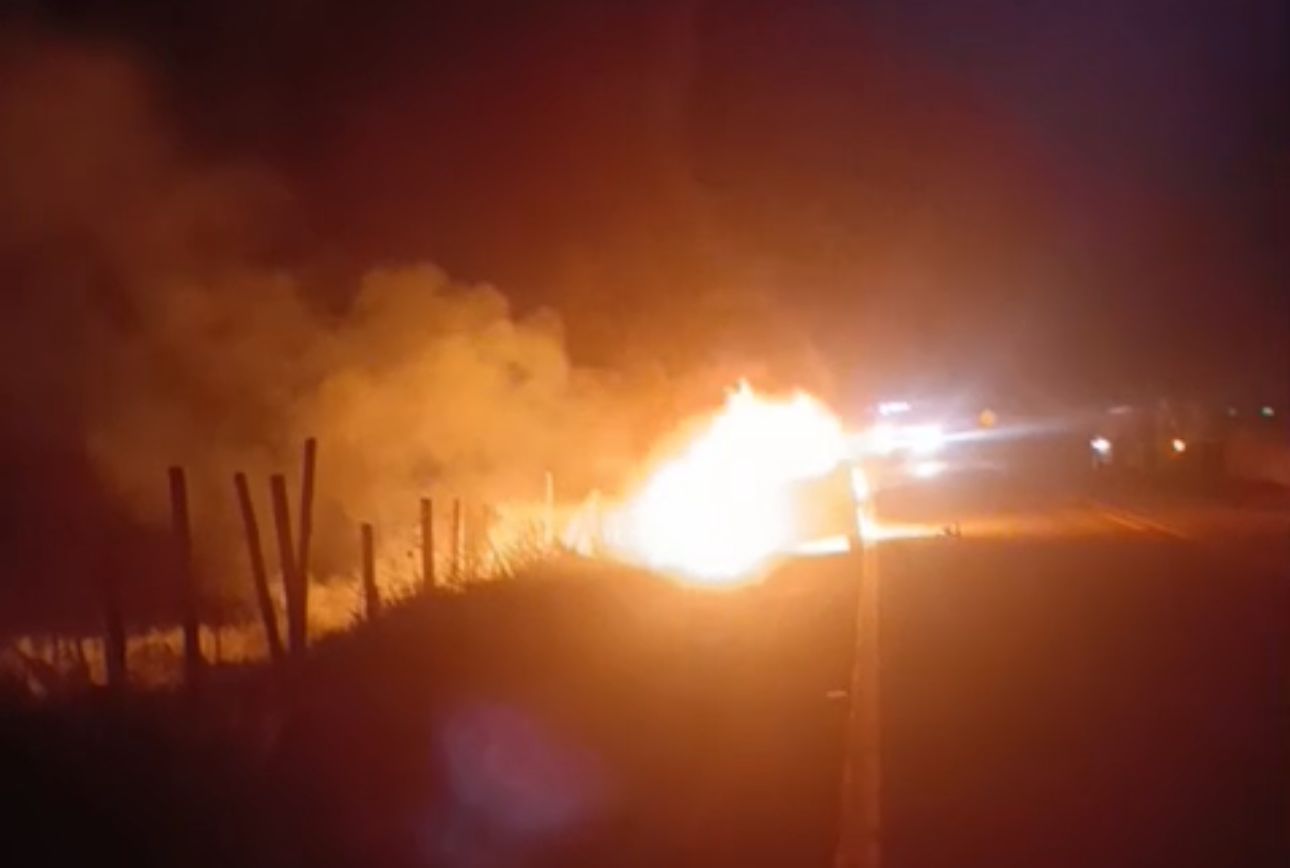 Carro pega fogo às margens da ES-209 em Pedro Canário