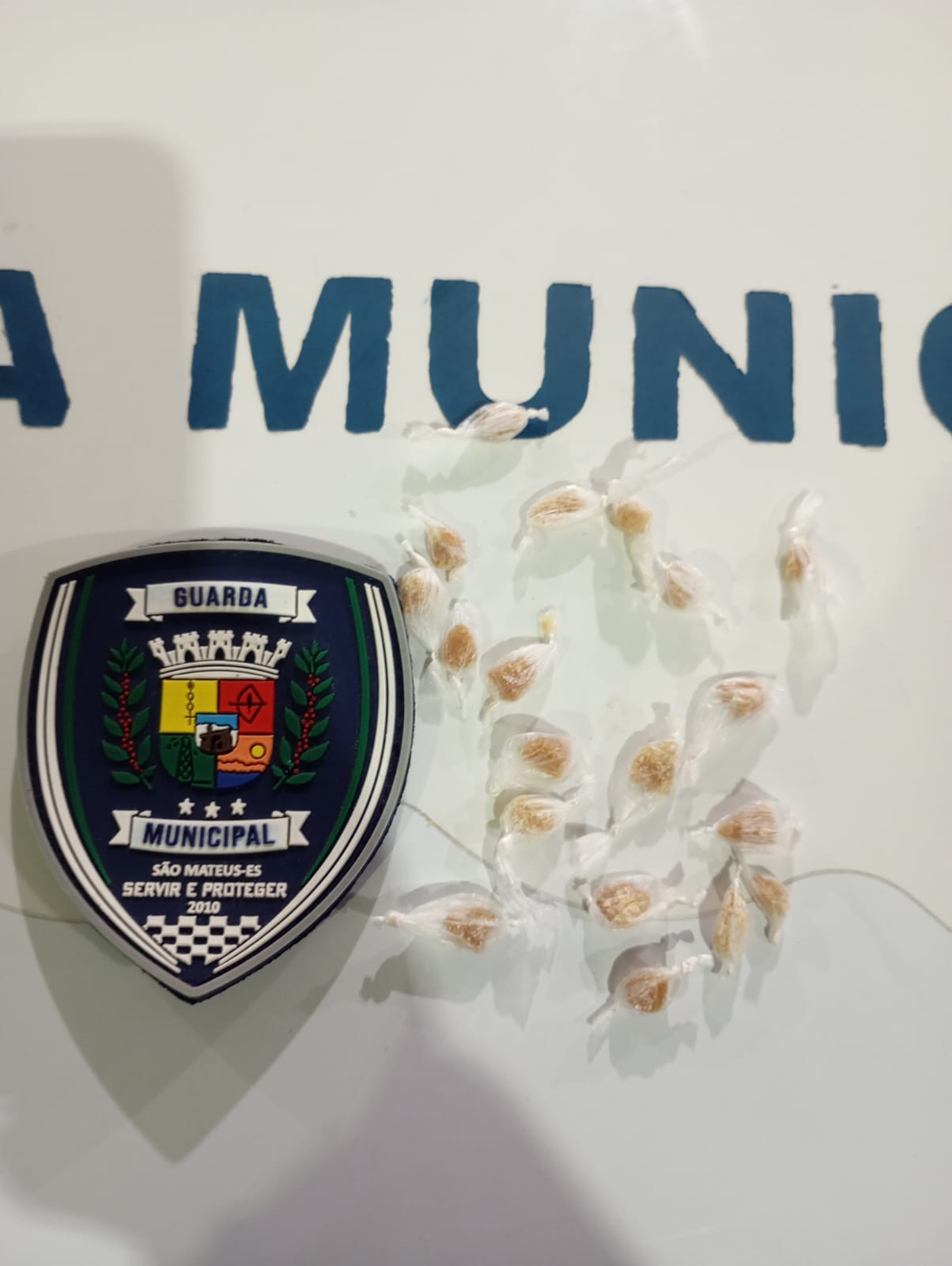 Guarda Municipal apreende pedras de crack escondidas próximo a posto de gasolina em Guriri