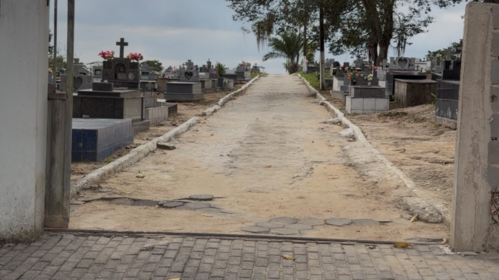 Reutilização de covas e suposta queima de ossos geram indignação em São Mateus