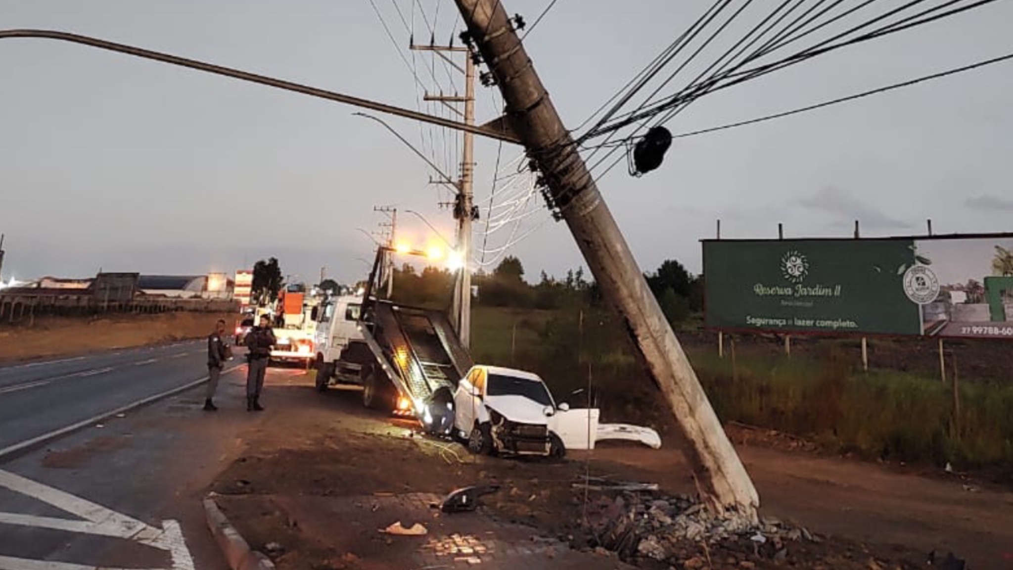 Motorista desvia de motociclista na contramão, perde o controle e bate em poste na Rodovia Othovarino Duarte Santos