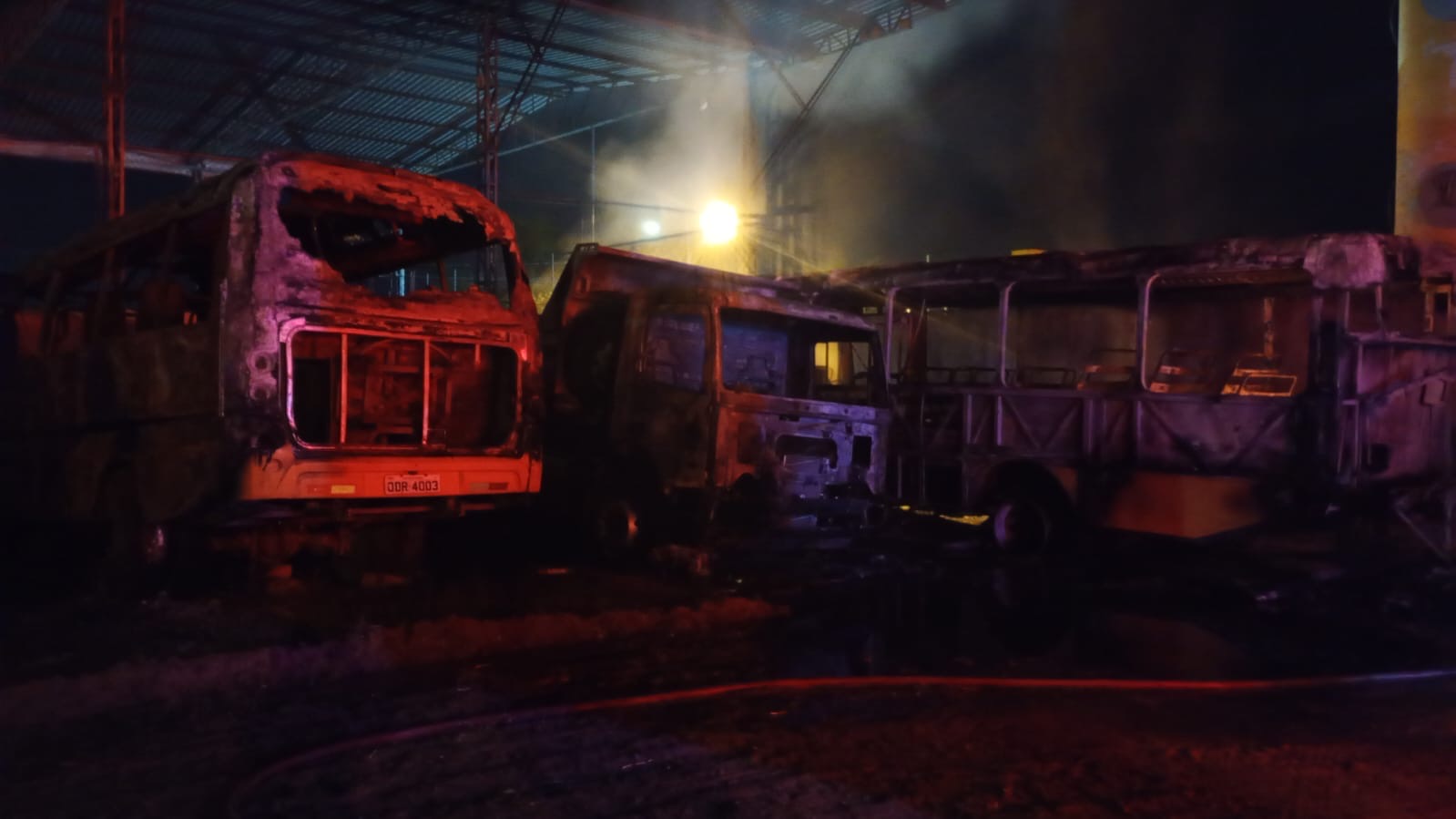 Incêndio destrói dois ônibus e um caminhão no pátio da Secretaria de Educação