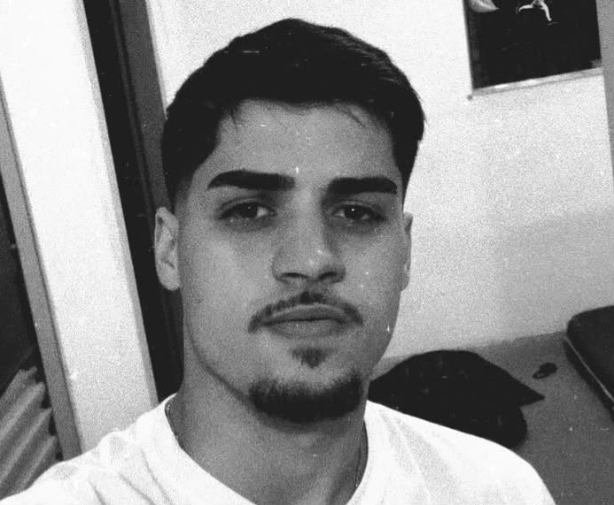Homem é morto a tiros dentro de capotaria; submetralhadora artesanal é apreendida em casa da vítima