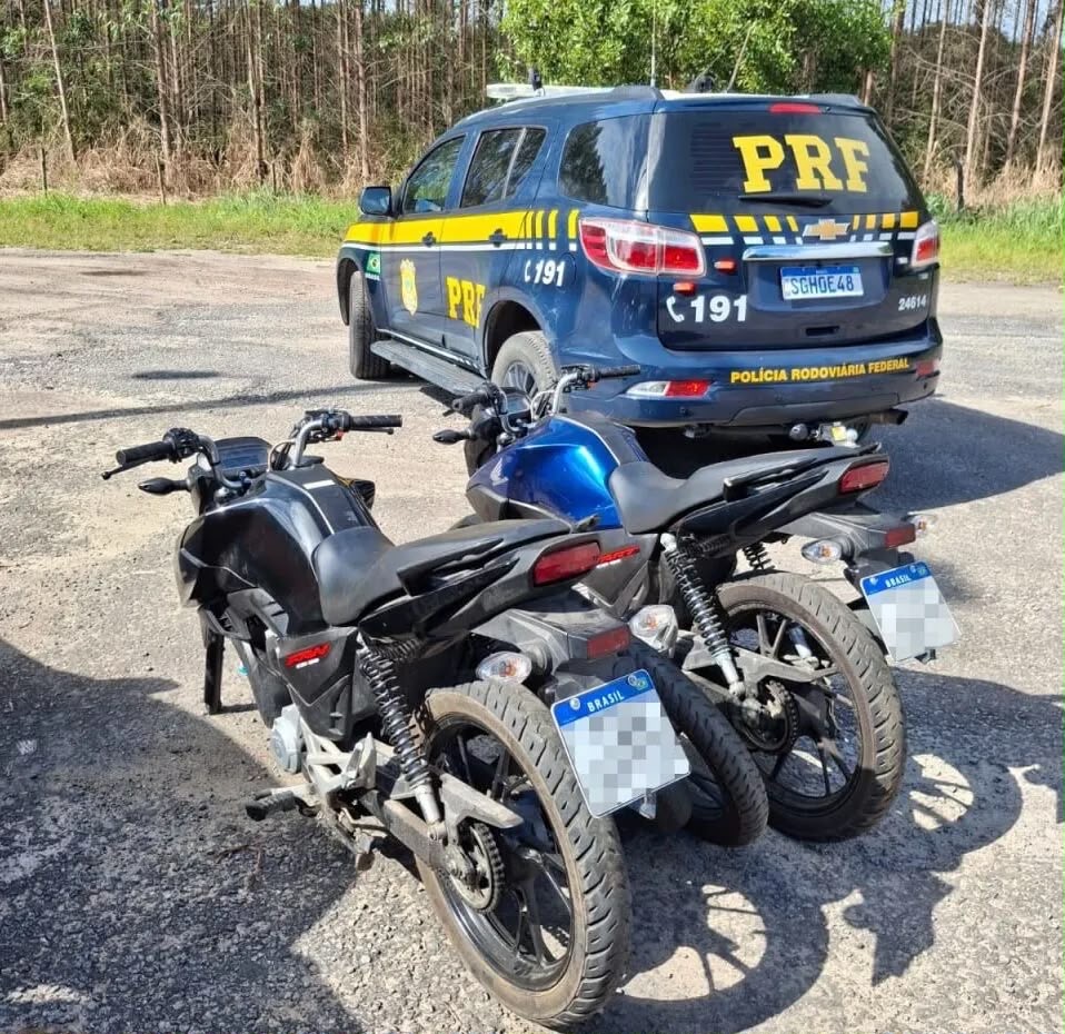 PRF encontra motos furtadas sendo transportadas em Fiat Strada em São Mateus
