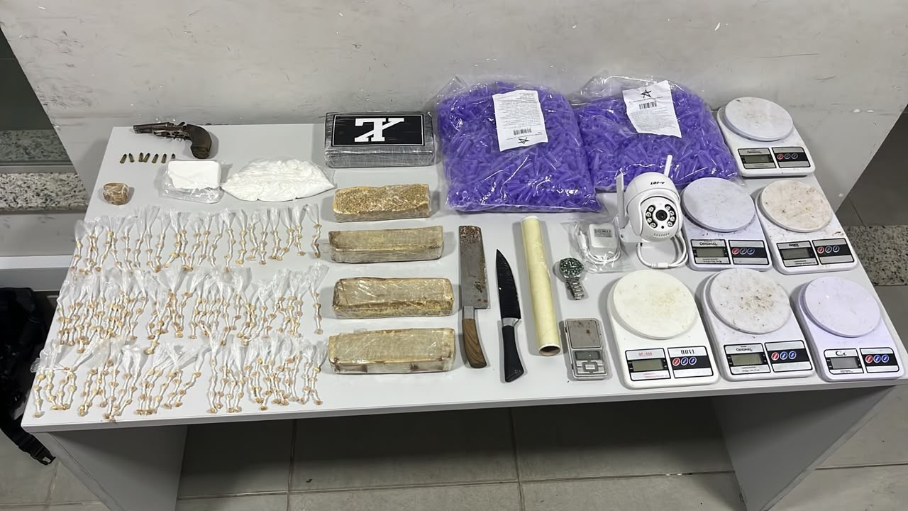 Operação da PM resulta em grande apreensão de drogas, arma e munições no bairro Morada do Lago