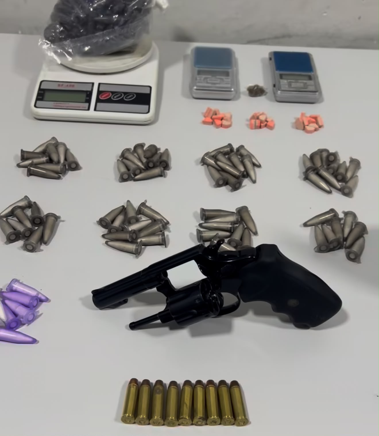 Ação da Força Tática apreende arma, munições e drogas durante patrulhamento no bairro Vila Nova